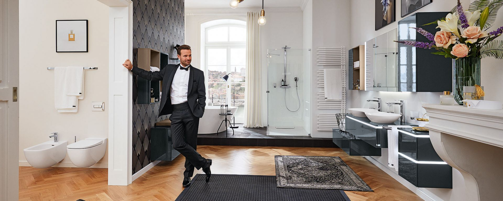 Großes Badezimmer mit Mann im Anzug